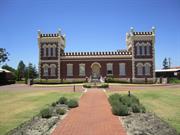Frontage without fencing