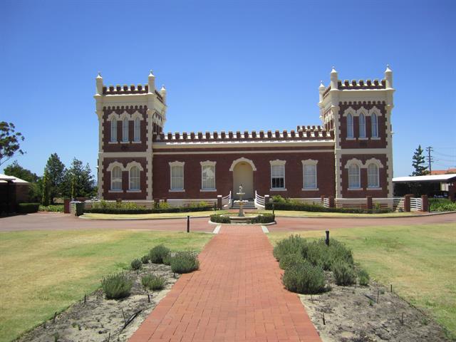 Frontage without fencing