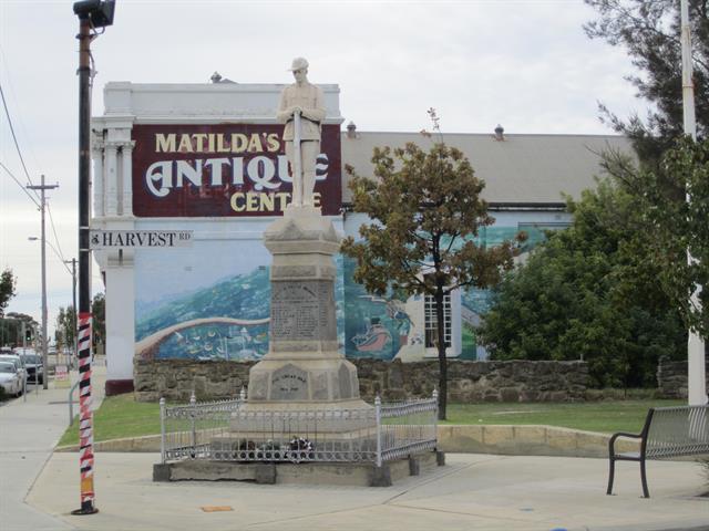 Memorial showing North Fremantle Town Hall in Background