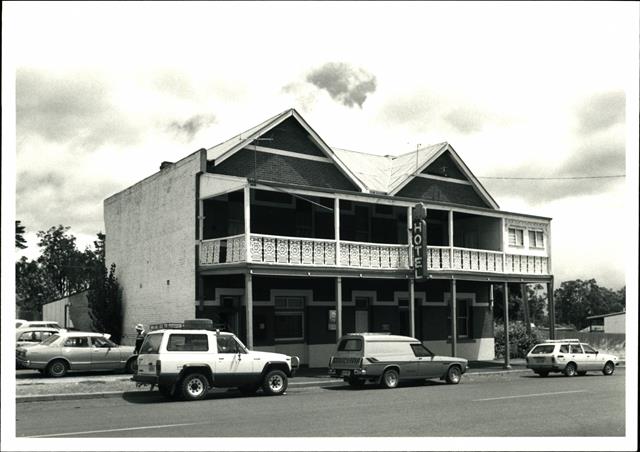 Front elevation of the Shamrock Hotel Greenbushes