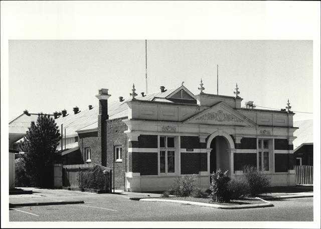 Front left corner elevation