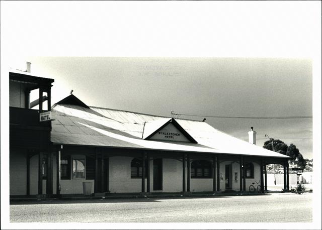 Front elevation of older single-storey portion of building