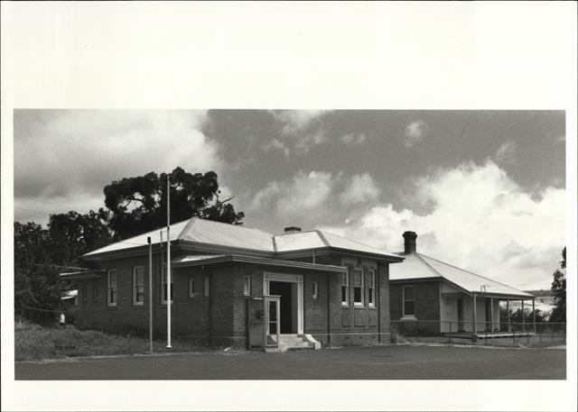 Front left corner elevation
