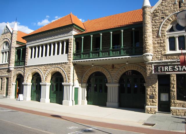 View along front facade to Murray Street