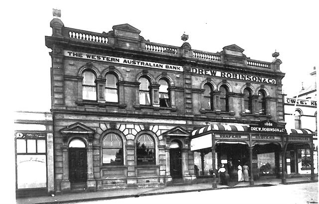 c1910 showing the original decorative parapet