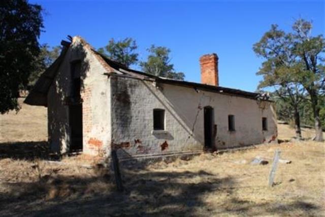 Building used for travellers / gaol