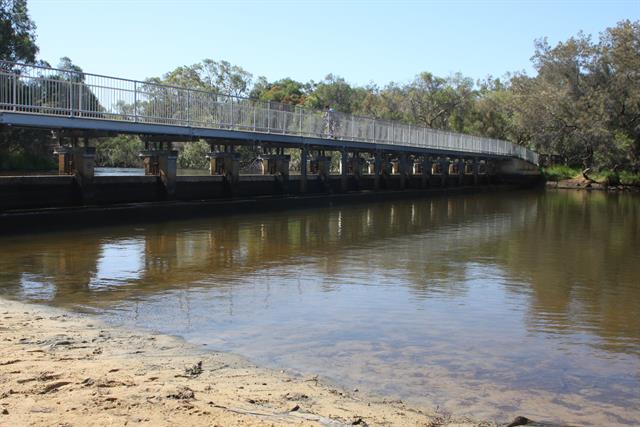 Weir bridge