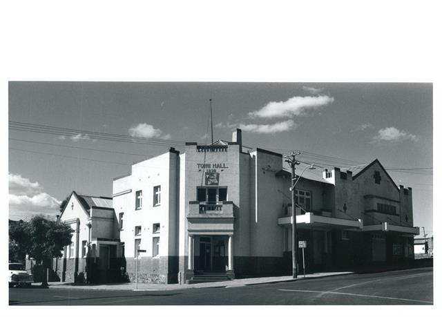 Corner elevation and entry, with frontages to both Hampton and Steere Streets