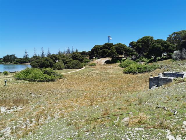 Assistant Gardener's Cottage ruin (right), facing Garden Lake (left)