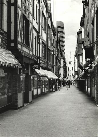 Streetscape of London Court from North