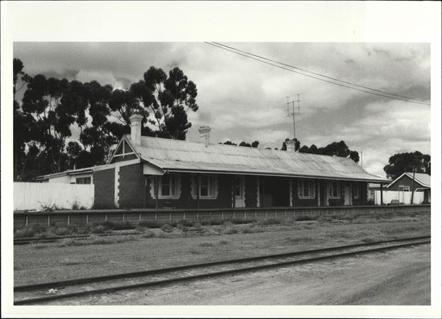 Angled front elevation of platfrom from tracks