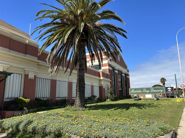 Facade, verge and sign