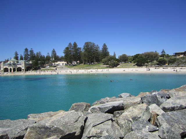 Beach between groyne and Indiana Teahouse
