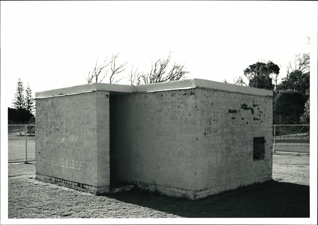 Building (morgue_) in front of the Hospital