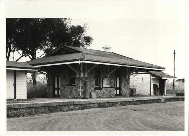 Left corner elevation of station building