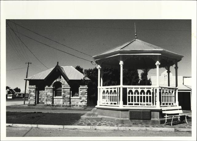 Front elevation of the Cue Bandstand or Rotunda with the Bank of NSW in the back