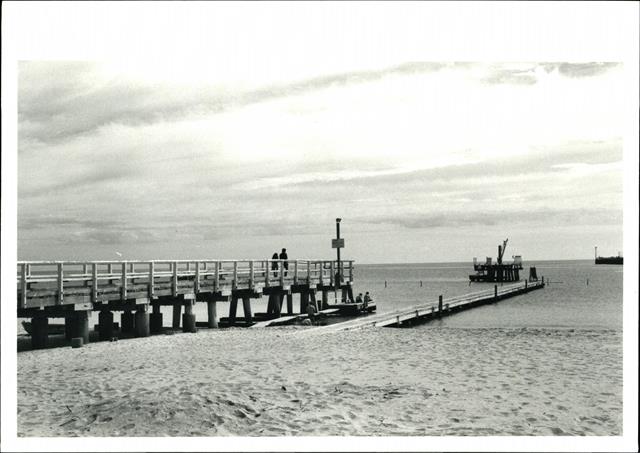 Busselton Pier showing detached end in context