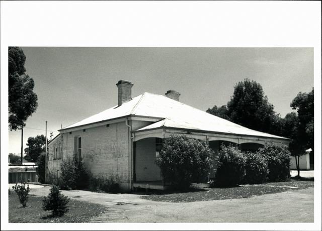 Left corner elevation of school quarters