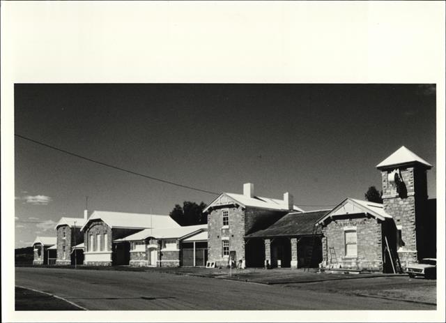 Streetscape view with the Cue Post Office in the foreground