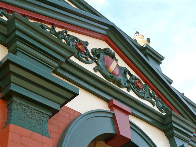 Central pediment